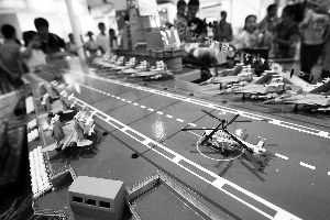 小军事迷开“战机”营救战友