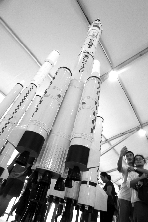 小军事迷开“战机”营救战友