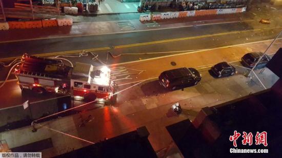 爆炸发生的地点位于切尔西区的一个繁华街道。媒体援引纽约警局消息称，爆炸由一个被投放在垃圾桶内的爆炸装置引发。