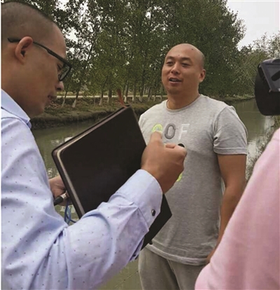 救人英雄张士华（身穿T恤者）。