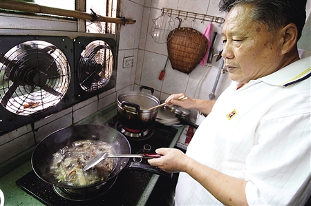 你想学做传统面条吗 老厨师招徒免费传手艺|面