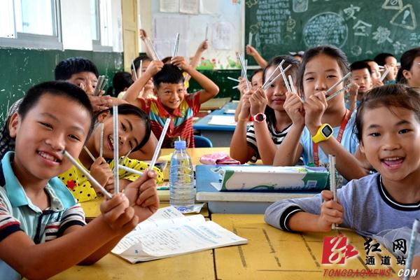 阳光助学基金会5年为通道希望小学捐赠铅笔3