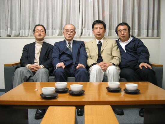 2004年12月7日,即将在东京高等法院出庭作专家证言前,管建强与731细菌战中国原告诉讼辩护团日本律师在东京的土屋公献律师事务所合影。左起荻野淳律师、土屋公献律师(731细菌战中国原告诉讼辩护团团长,前日本律师协会会长)、管建强、一濑敬一郎律师(731细菌战中国原告诉讼辩护团事务局长)。