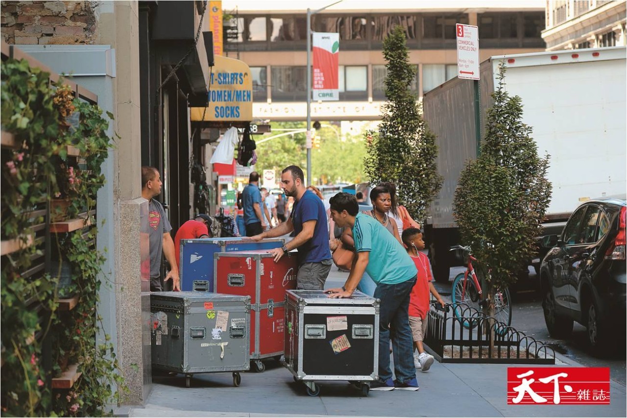 李安在纽约的工作室，其实就像个实验室，一楼门口有技师正准备上楼抢救突发状况。