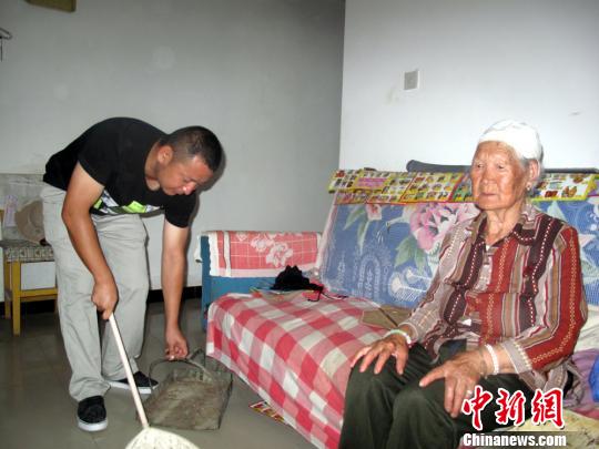 新疆兵团一社区治安员志愿孝老敬亲 美德照亮