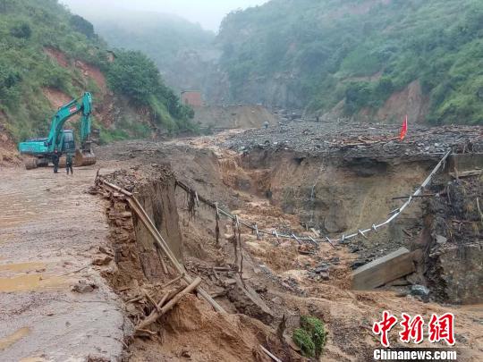 遭遇暴雨泥石流的乌喇么村。 王哲 摄