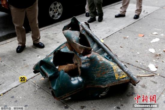 当地时间2016年9月18日，美国纽约，疑似被投放爆炸装置的垃圾桶曝光，纽约市长白思豪和纽约州长安德鲁·库默视察现场。据报道，纽约曼哈顿区切尔西社区9月17日发生爆炸，目前已造成29人受伤，警察在现场进行调查。