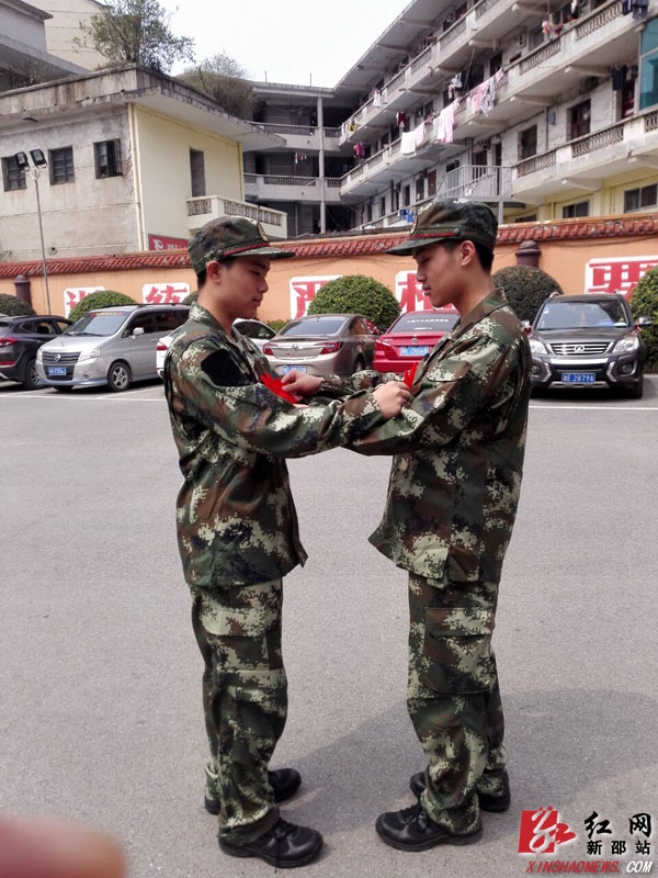 新邵:孪生兄弟逐梦军营