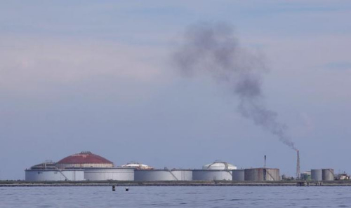 全球原油日产量达9400万桶 供应减少10%才能