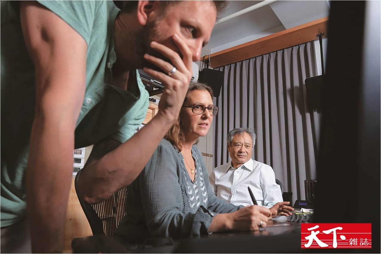 李安（右一）在工作室的小放映厅，花费大量心力和调光师一起重新创作每一个不同的电影放映规格版本。