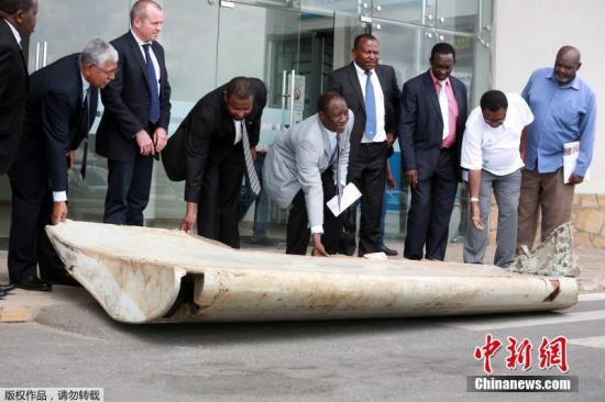 资料图：在非洲坦桑尼亚海滩发现的大块飞机碎片，证实是坠入印度海的马航MH370客机残骸之一。