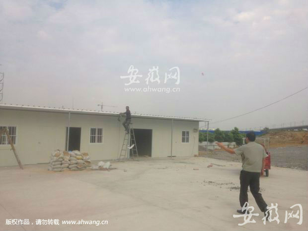 合肥市区有人私设违建 城管接举报后命其拆除（图）