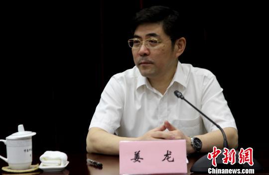 图为21日，全国优秀县委书记姜龙履新，升任扬州市委常委、宣传部部长。 崔佳明 摄