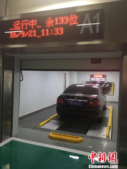 图为“北环环隧”综合管廊层的智能停车系统。车库共三层，约220个车位，用于商务区的临时车辆停放，将在“十一”假期后投入使用。 刘文曦 摄