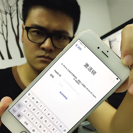 胡先生展示自己的iPhone 6 Plus 受访者供图