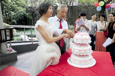 杭州七旬老夫妻补办婚礼 500封信见证44年前