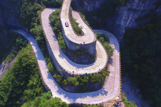 法拉利极速挑战活动在张家界天门山上演|法拉