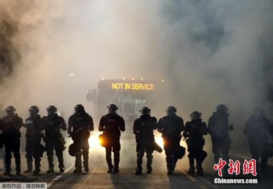 图为防暴警察在现场。