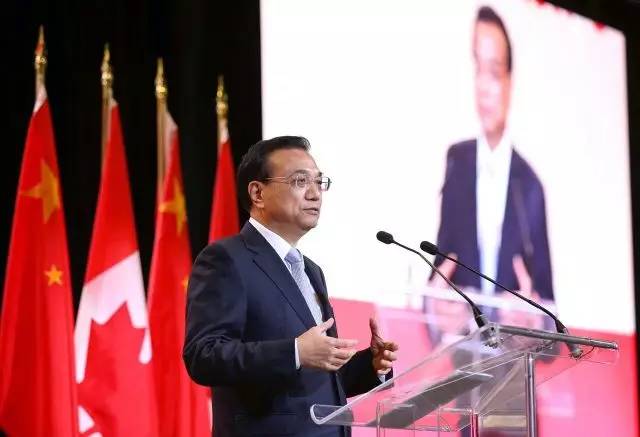 李克强和特鲁多为蒙特利尔"加拿大人"冰球队开球