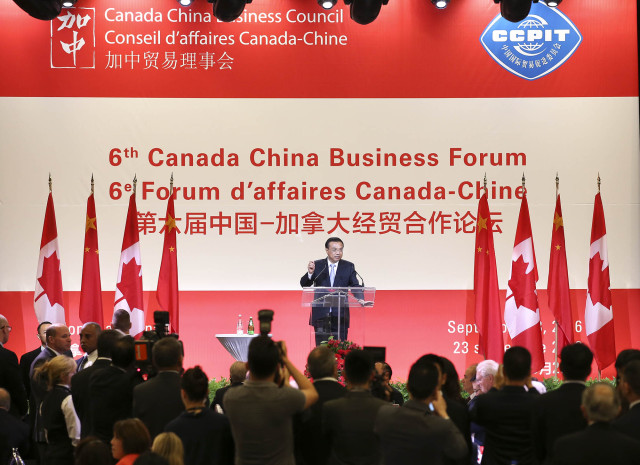 李克强和特鲁多为蒙特利尔"加拿大人"冰球队开球