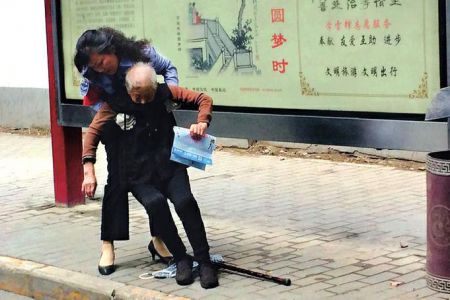 西安老人摔倒路边公交女司机下车搀扶|女司机