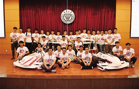 百余亲子家庭走进高校实验室 参与科普研学体