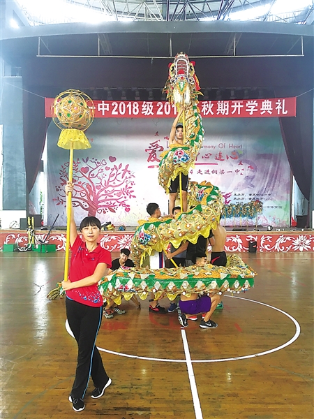 铜梁舞龙队来自不同行业 一个共同目标就是夺冠