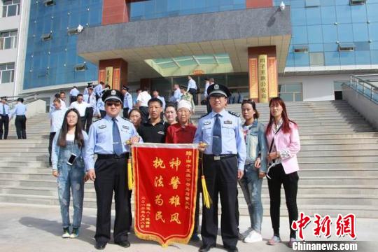 受害人家属为四子王旗警方送来锦旗。 警方供图 摄