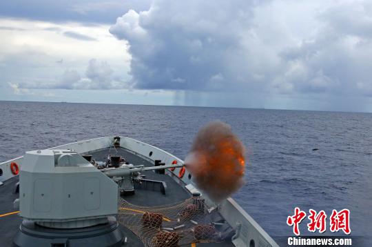 舰艇主炮对海射击。 钱宏 摄