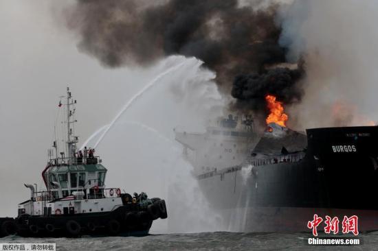 当地时间9月24日，墨西哥韦拉克鲁斯，墨西哥石油公司（Pemex）所属的一艘油轮在当地附近海域发生爆炸后起火，升起滚滚浓烟。