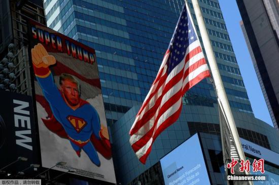 当地时间2016年9月15日，美国纽约，美国共和党总统候选人特朗普变身“超人”亮相纽约时报广场。