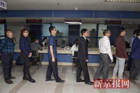企业代表排队领取新营业执照。新京报记者 王嘉宁摄