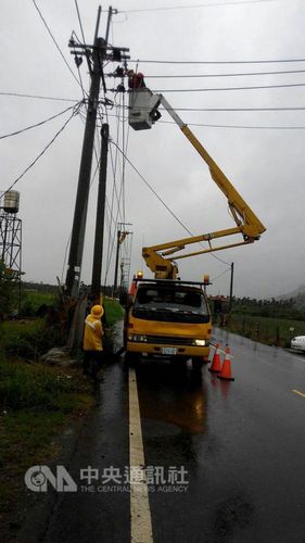 台风“鲇鱼”直扑台湾，屏东县风雨逐渐增强中，台电人员抢修。台湾“中央社”记者郭芷瑄摄