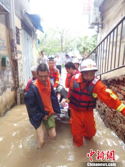 福州消防台风天转

移瘫痪老人。 杨东 摄