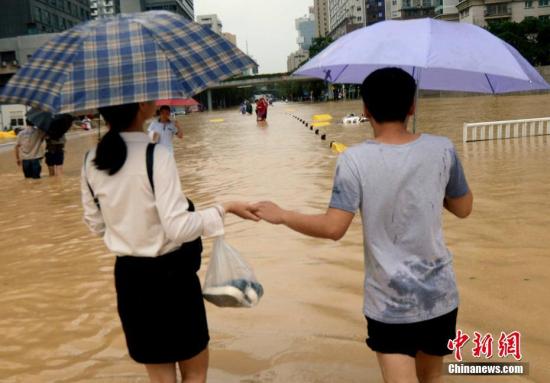 9月28日凌晨4时40分，今年第17号台风“鲇鱼”在福建省泉州市惠安县沿海登陆。受其影响，福州风雨呼啸一夜，持续暴雨导致福州市区五四路、华林路、六一路等多处主要路段大范围积水，交通不畅，市民出行受阻。刘可耕 摄