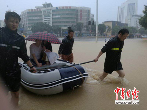 福州警察台风中施援手送患者上医院|福州|医院