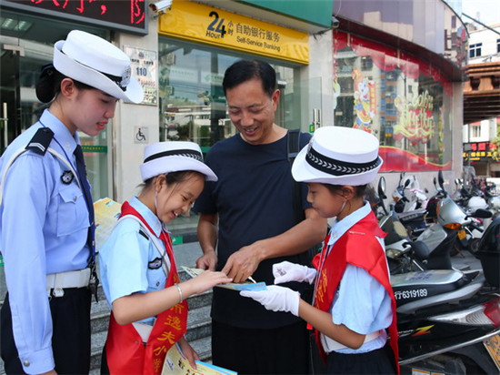 女交警和学生上街宣传交通安全知识_新浪新闻