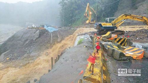 台风“鲇鱼”袭台：花莲、乌来成孤岛 苏花公路封闭