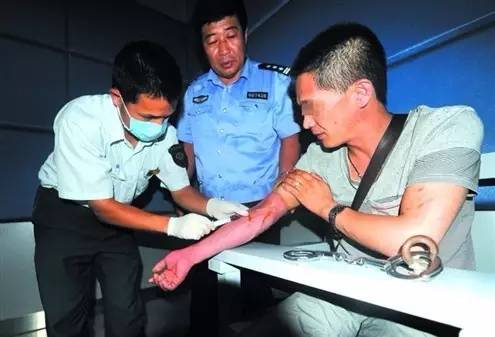 女司机一言不合就脱衣服!男乘客竟陪一起脱