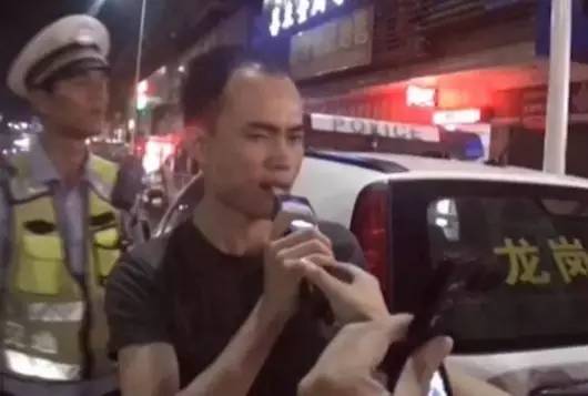 女司机一言不合就脱衣服!男乘客竟陪一起脱