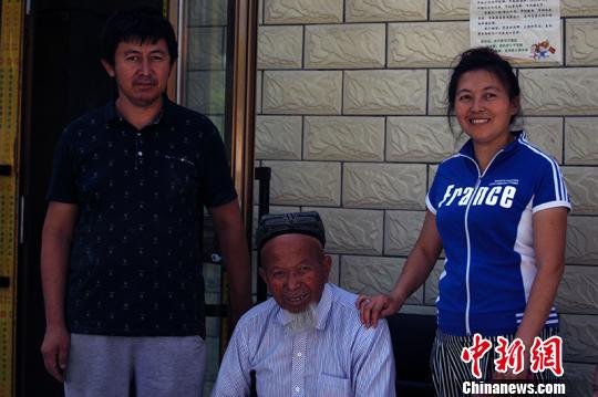 新疆退伍军人退伍不褪色:打馕为生助贫帮困成