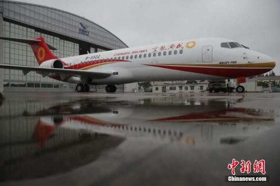 中国商飞公司9月29日在上海向成都航空公司交付第二架ARJ21新支线喷气客机，标志着中国支线喷气客机向产业化目标稳步迈进。 商飞 供图