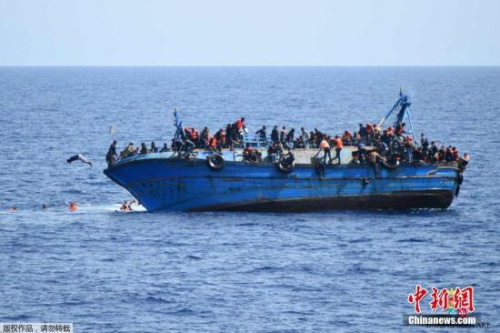 资料图：难民船