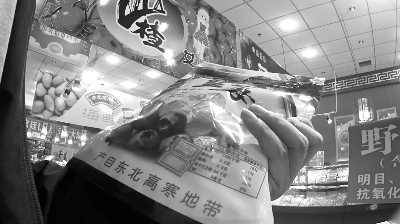 回程导游带游客购买北京土特产，其中有不少是三无食品