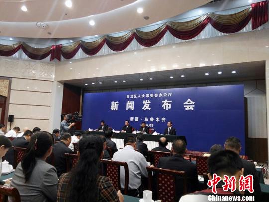 新疆十二届人大常委会第二十四次会议审议通过的《自治区电话和互联网用户真实身份信息登记管理条例》(以下简称《条例》)于10月1日起开始施行。 王小军 摄