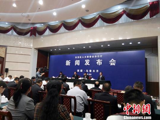 新疆十二届人大常委会第二十四次会议审议通过的《自治区电话和互联网用户真实身份信息登记管理条例》（以下简称《条例》）于10月1日起开始施行。 王小军 摄