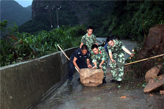 进镇山路突发山体滑坡 边防冒雨抢通