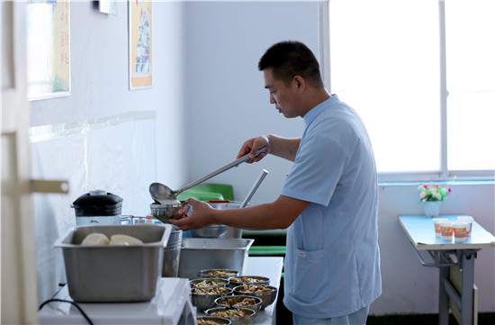 郑州:养老院高护区90后护工的别样青春|老人|护