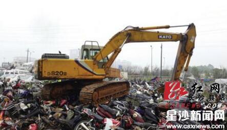 长沙县首次集中销毁逾期未处理摩托车一批小