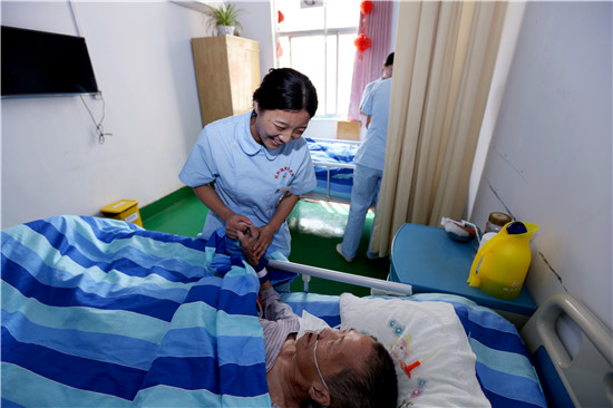 郑州:养老院高护区90后护工的别样青春|老人|护